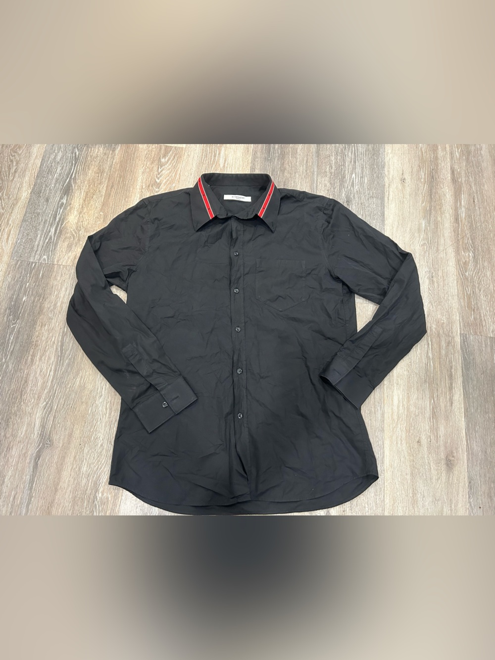 GIVENCHY
PARIS Black Men’s Button-Up Shirt with Red-Star Trim Collar